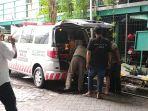 Saat-jenazah-korban-SAI-dievakuasi-ke-dalam-mobil-ambulan-sebelum-diberangkatkan-ke-rumah-duka.jpg