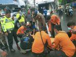 Saat-petugas-BPBD-Surabaya-mengevakuasi-jenazah-pemotor-SN-yang-dinyatakan-meninggal.jpg