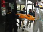Saat-petugas-ambulan-dan-Tim-DVI-RS-Bhayangkara-memasukkan-kantung-jenazah.jpg