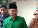 Sahara-kanan-didampingi-kuasa-hukumnya-Moh-Zakki-memakai-baju-hijau-ketika-memberikan.jpg