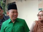 Sahara-kanan-didampingi-kuasa-hukumnya-Moh-Zakki-memakai-baju-hijau.jpg