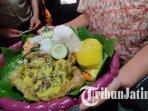 Sajian-nasi-ayam-lodho-yang-pecahkan-rekor-MURI-di-kawasan-TPI-Teluk-Prigi-Trenggalek.jpg