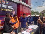 Salah-satu-pelaku-pemerasan-saat-berketerangan-dalam-konferensi-pers-di-Mapolres-Bojonegoro.jpg
