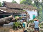 Belasan Rumah Warga Nglegok Blitar Rusak Diterjang Angin Kencang