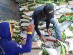 Salah-seorang-pekeja-sedang-mengangkut-baras-ke-gudang-toko.jpg