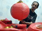 Salah-seorang-pengrajin-di-Kampung-Lampion-yang-terletak-di-Jalan-Ir-Juanda.jpg