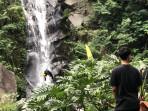 Salah-seorang-peserta-Canoying-di-Coban-Putri-saat-pose-melayang-sembari-menuruni-air-terjun.jpg