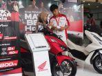 Salesman-MPM-Honda-saat-melayani-pengunjung-mall-yang-tertarik-dengan-Honda-PCX-160.jpg