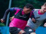 Salim-Akbar-Tuharea-dan-Odivan-Koerich-saat-adu-sprint-dalam-sesi-latihan-tim-Arema-FC.jpg