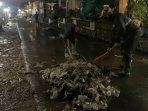 Sampah-bercampur-lumpur-membanjiri-jalan-penghubung-Dusun-Beru-ke-Dusun-Banaran-Bumiaji-Kota-Batu.jpg