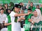 Sandiaga-Uno-memberikan-rompi-kepada-warga-yang-berani-maju-di-Desa-Beton-gresik.jpg