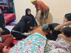 Santri-tewas-di-Ponpes-Kediri-saat-disemayamkan-di-rumah-duka.jpg