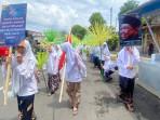 Santriwati-MI-At-Taqwa-Bondowoso-saat-berjalan-kaki-sepanjang-4-Km.jpg