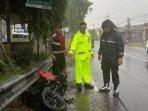 Satlantas-Polres-Kediri-saat-olah-TKP-kecelakaan-beruntun-mobil-tabrak-lima-motor-di-kediri.jpg