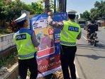 Satlantas-Polres-Malang-memasang-rambu-dan-papan-peringatan-di-jalur-rawan-kecelakaan.jpg