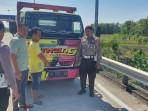 Satlantas-Polres-Nganjuk-mengamankan-sopir-truk-yang-menjadi-pelaku-tabrak-lari.jpg