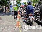 Satlantas-Polres-Probolinggo-Kota-memasang-traffic-cone-di-Simpang-4-Randu-Pangger-urai-kemacetan.jpg