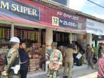 Satpol-PP-Bojonegoro-bersama-tim-gabungan-dari-Bea-Cukai-TNI-Polisi-saat-melakukan-operasi-pasar.jpg