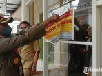 Satpol-PP-Kota-Malang-membuka-segel-dua-penginapan-di-Tlogomas.jpg