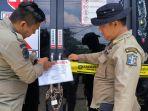 Satpol-PP-Kota-Surabaya-menyegel-sebuah-tempat-hiburan-di-Surabaya-Barat.jpg