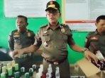 Satpol-PP-Nganjuk-menunjukkan-ratusan-botol-miras-ilustrasi-miras.jpg