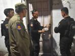 Satpol-PP-Surabaya-mengantisipasi-praktik-prositusi.jpg