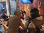 Satpol-PP-menggelar-razia-ke-kafe-dan-warkop-di-Jalan-Tambang-gresik.jpg