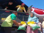 Satu-persatu-emak-emak-mengambil-Beras-SPHP-dijual-pada-acara-Gerakan-Pangan-Murah-di-Lapangan-Desa.jpg