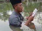 Screenshot-video-seorang-pria-berdoa-di-area-makam-Gresik.jpg