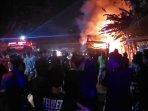 Sebuah-bus-pariwisata-terbakar-di-Situbondo-Jalan-Raya-Desa-Mlandingan-Wetan.jpg