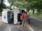 Sebuah-truk-boks-paket-terguling-hingga-berbalik-arah-di-Jalan-Raya-Ring-Road.jpg