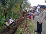 Sebuah-truk-di-Desa-Wagir-Lor-Kecamatan-Ngebel-Kabupaten-Ponorogo-terguling.jpg