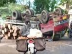 Sebuah-truk-mengangkut-kayu-ke-badan-jalan-Bondowoso.jpg