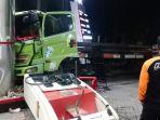 Sebuah-truk-tronton-menabrak-mesin-SPBU-di-Perak-Surabaya.jpg