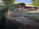 Sebuah-video-yang-memperlihatkan-aksi-Bupati-Lumajang-Thoriqul-Haq-melompati-pagar-pangkalan-LPG.jpg