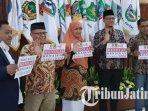 Sejumlah-anggota-DPRD-Jawa-Timur-menyampaikan-penolakan-kenaikan-harga-BBM-saat-rapat-paripurna.jpg