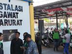Sejumlah-driber-ojek-online-datang-dari-Surabaya-untuk-menjenguk-korban-begal-di-RSUD-Sampang.jpg