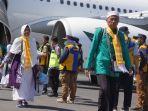 Sejumlah-jemaah-haji-Debarkasi-Surabaya-2025-saat-tiba-di-Bandara-Juanda-Surabaya.jpg