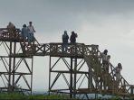 Sejumlah-pengunjung-wisata-Kebun-teh-Wonosari-saat-bergantian-melakuka.jpg