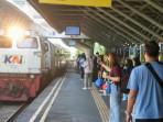 Sejumlah-penumpang-menunggu-kedatangan-kereta-api-KA-di-Stasiun-Gubeng.jpg