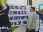 Sejumlah-poster-yang-ditempel-di-tembok-halaman-parkir-Mie-Gacoan-di-Kota-Kediri.jpg
