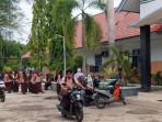 Sejumlah-siswa-SMAN-1-Sampang-saat-berada-di-halaman-sekolah.jpg