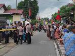 Sejumlah-warga-berkerumun-menyaksikan-rekonstruksi-kasus-pembunuhan.jpg