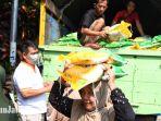 Sejumlah-warga-membeli-beras-SPHP-saat-Pasar-Murah-Pemkot-Malang.jpg