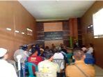 Sejumlah-warga-yang-tanahnya-telah-berubah-nama-saat-melakukan-audiemsi-dengan-DLH-Jatim.jpg
