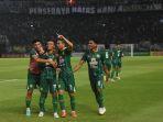 Selebrasi-Ferdinand-Sinaga-usai-cetak-gol-debut-untuk-Persebaya.jpg