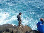 Seorang-Pemancing-Tersapu-Ombak-di-Tebing-Bukit-Gelang-Pantai-Damas.jpg