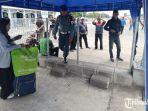 Seorang-calon-penumpang-bus-menunggu-di-koridor-jalur-bus-Terminal-Arjosari.jpg
