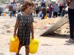 Seorang-gadis-Palestina-membawa-wadah-berisi-air-di-Jalur-Gaza-utara-pada-3-Juni-2024.jpg