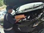 Seorang-mekanik-Astra-Peugeot-Surabaya-memeriksa-dan-mengganti-filter-udara.jpg